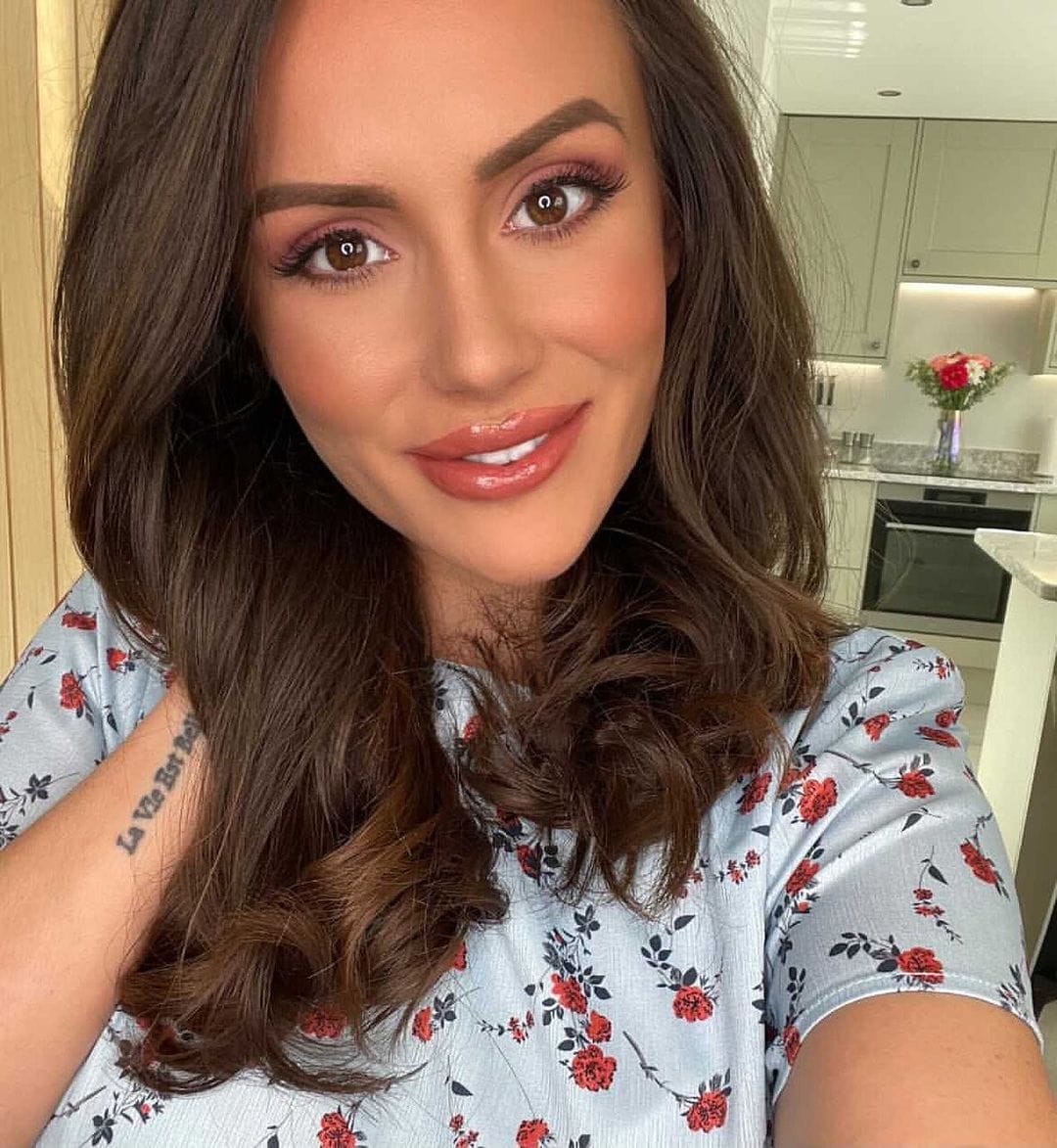 Charlie Rose ging van politieagente naar enorm sexy model!