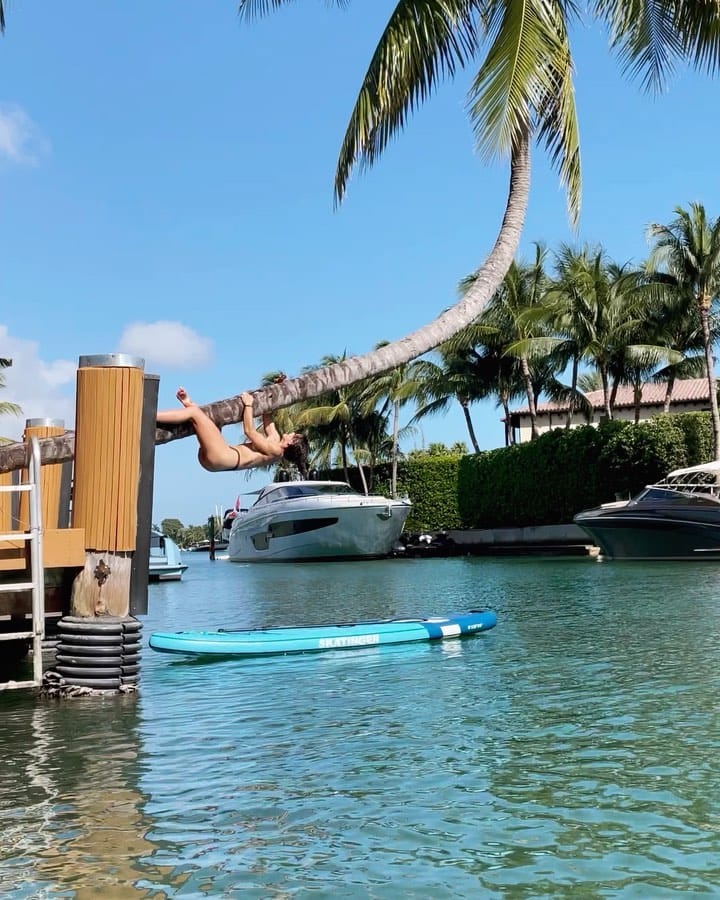 Corinne Nicewick is enorm flexibel en zo gek als een deur!
