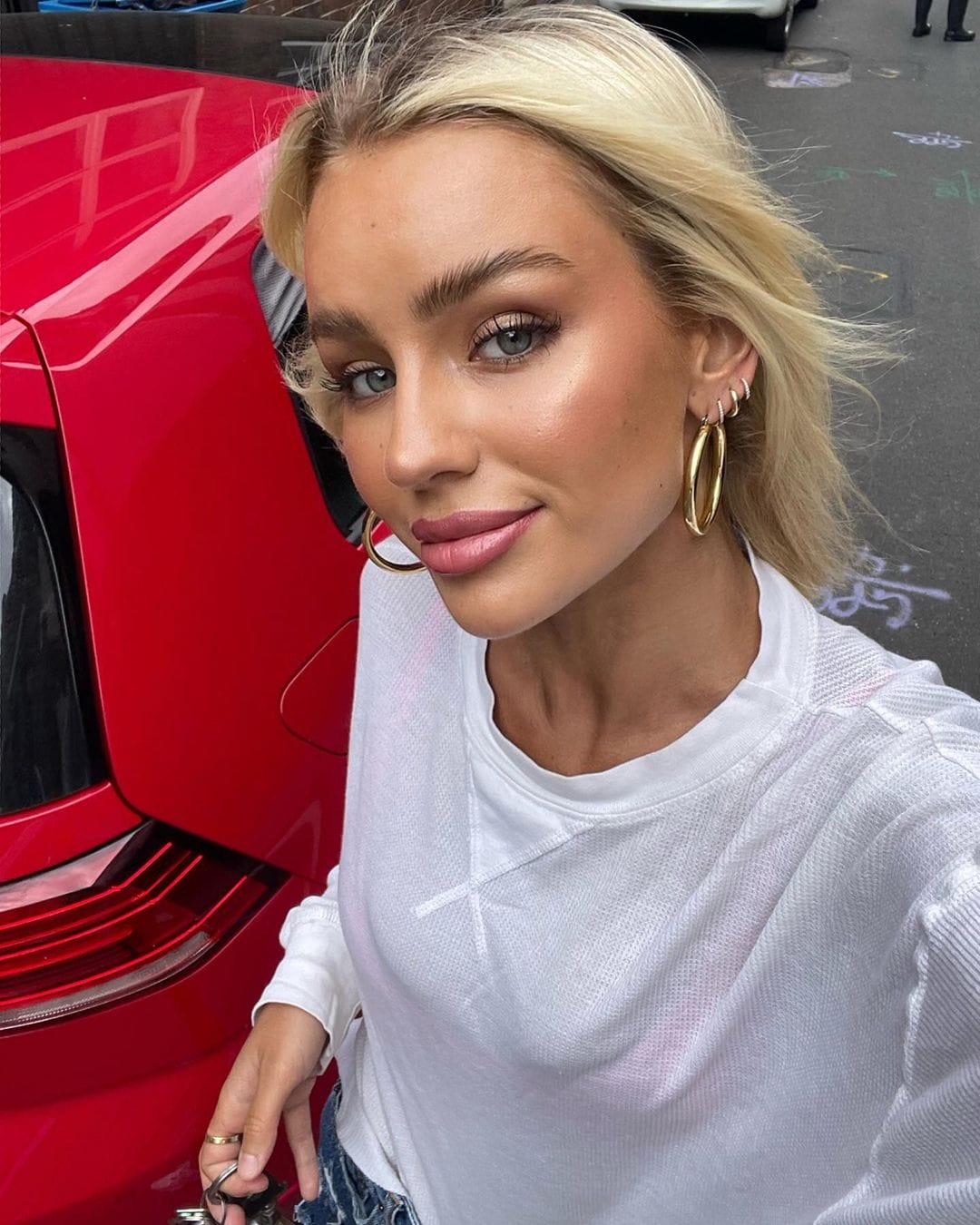 Julia Cavanagh is de blonde godin met een strak lichaam en verl...