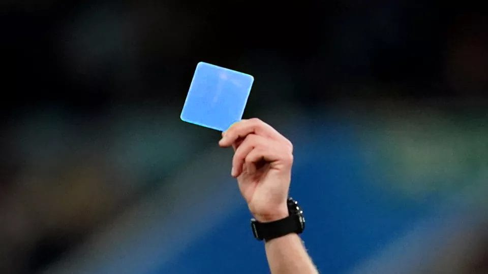 Na geel en rood ook een blauwe kaart bij voetbal?